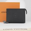 Clutch Louis Vuitton Pochette Voyage MM Noir Taiga (Đen)