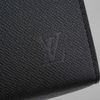 Clutch Louis Vuitton Pochette Voyage MM Noir Taiga (Đen)