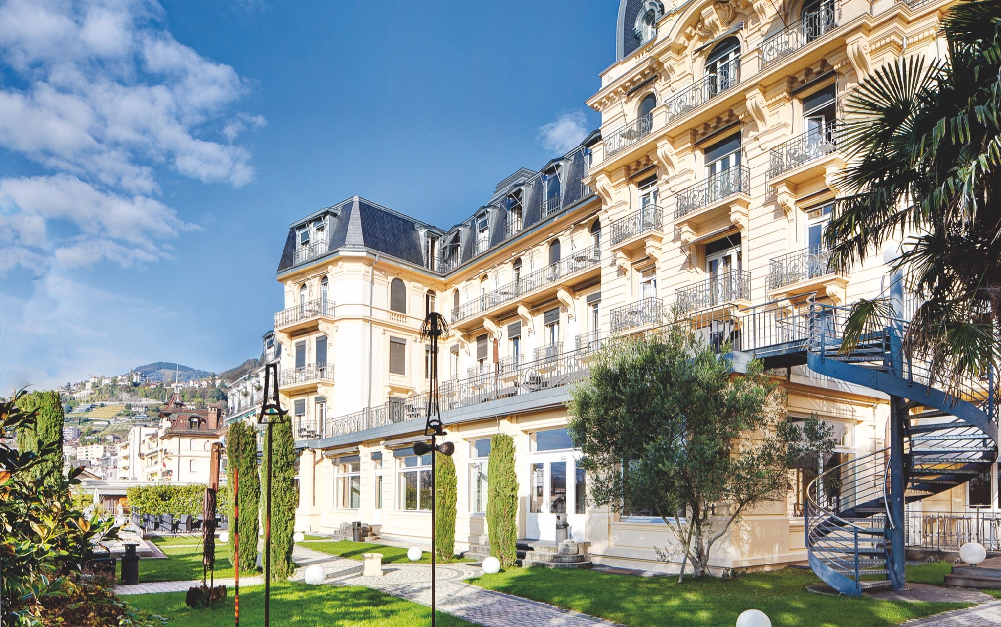 NGÔI NHÀ CỦA CHUYÊN NGÀNH QUẢN TRỊ KINH DOANH - NHÀ HÀNG - KHÁCH SẠN - HỌC VIỆN HIM - HOTEL INSTITUTE MONTREUX