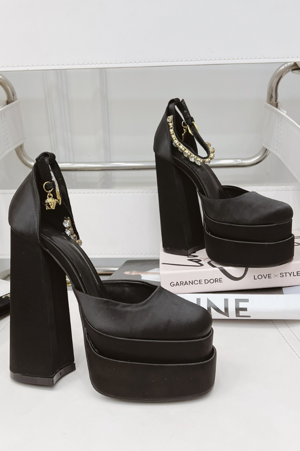 Giày Cao Gót Với Khoá Vàng OMNES