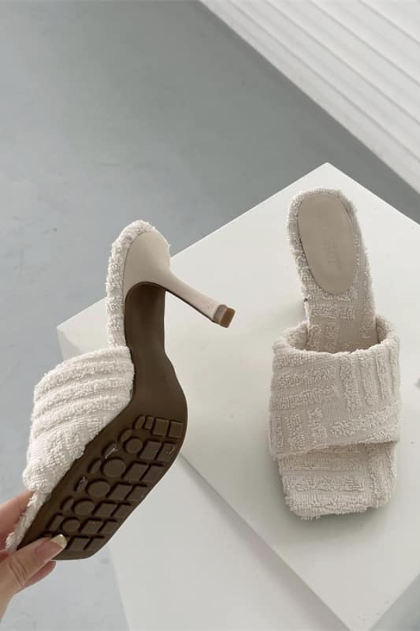 Giày Cao Gót Sandals Chân Vuông Có Lông OMNES