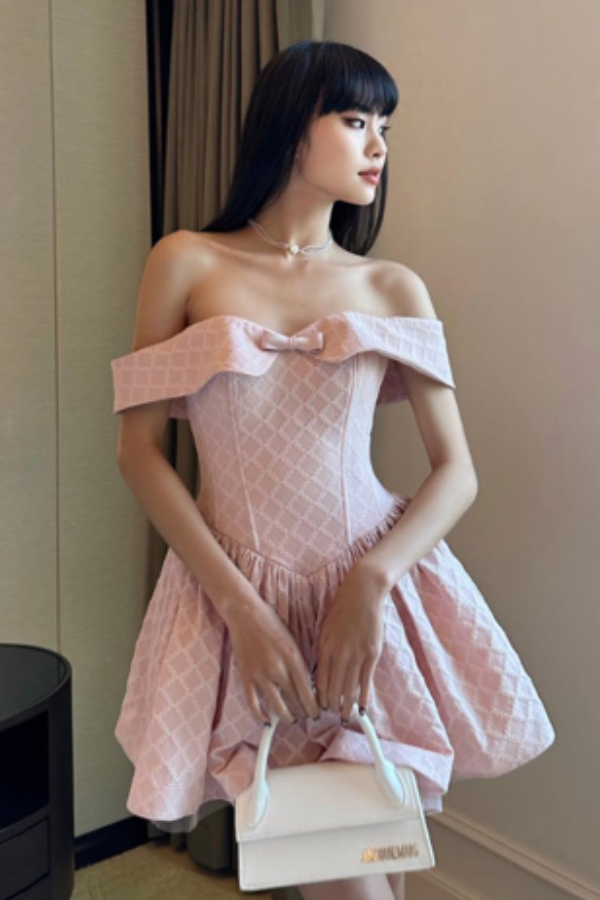 Đầm Ngắn Trễ Vai Đính Nơ JUBIN STUDIO