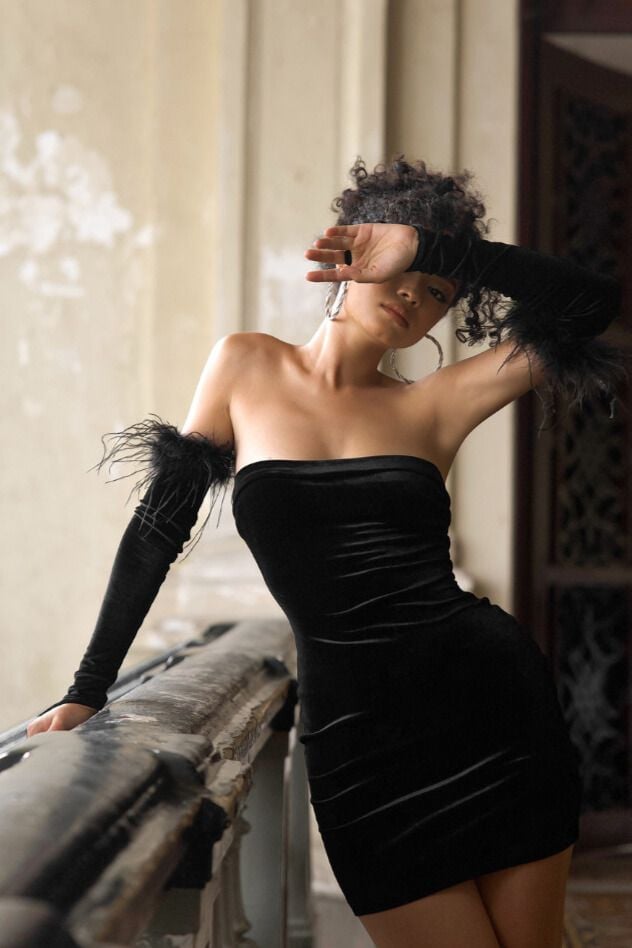 Đầm Body Ngắn Cúp Ngực x Bao Tay Đính Lông Mạch Nha Đường