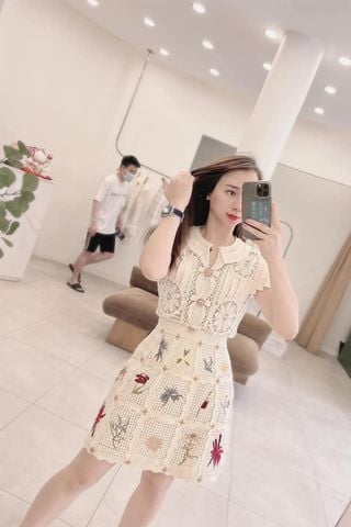 Áo Ngắn Cổ Chữ V x Chân Váy Ngắn