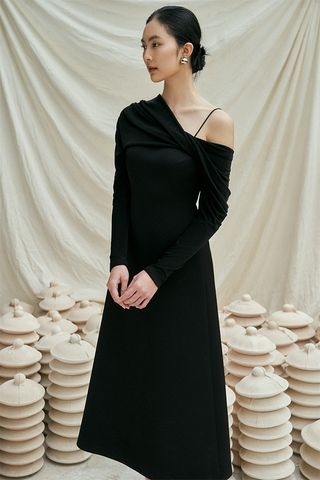 Đầm Midi Lệch Vai Tay Dài CHATS