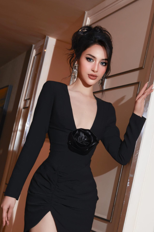 Đầm Đen Bông Hoa Trước Ngực GLAMDOLL
