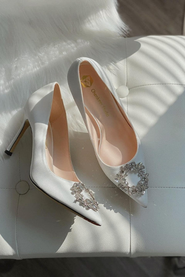 Giày Lụa Trắng Đính Tag Đá OMNES