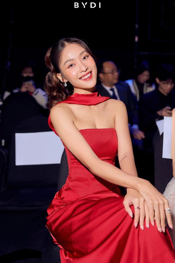 Đầm Midi Cúp Ngực Quàng Cổ BYDI