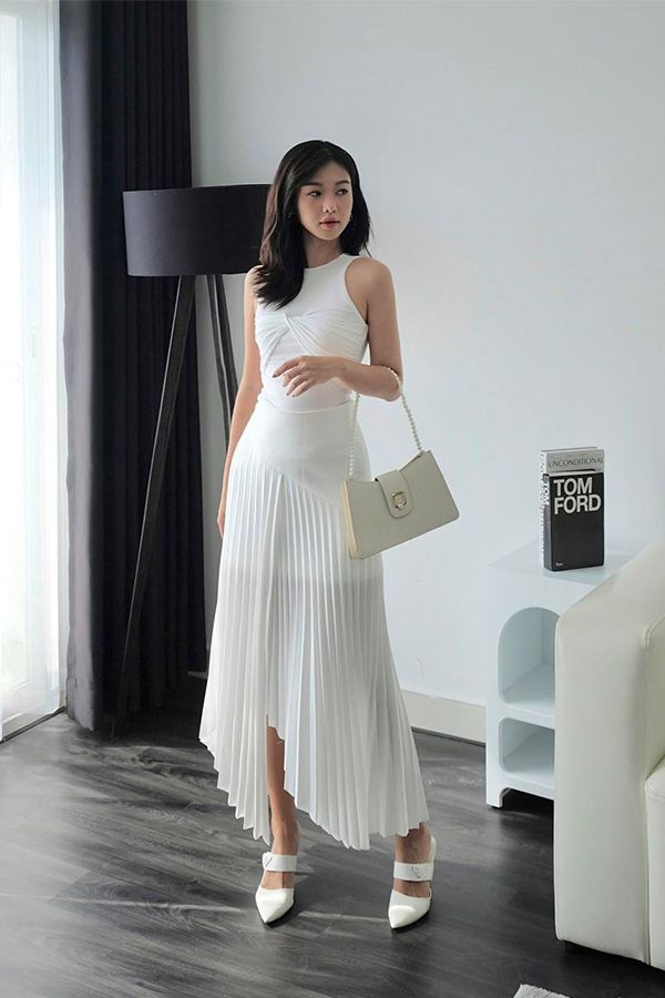 Đầm Midi Xếp Ly Cổ Tròn CHATS