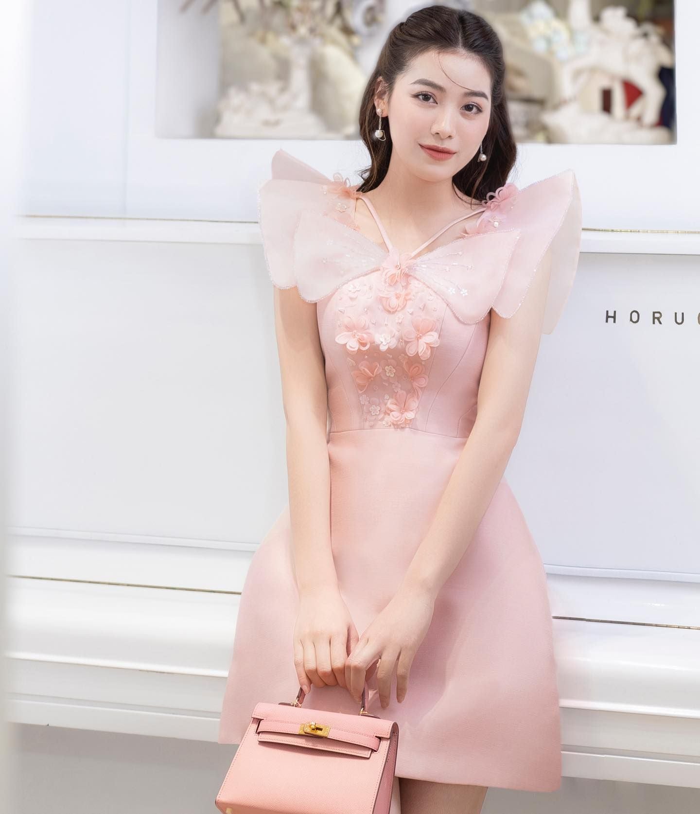 Đầm Ngắn Vai Kiểu Đính Hoa LAM KHUE DESIGN