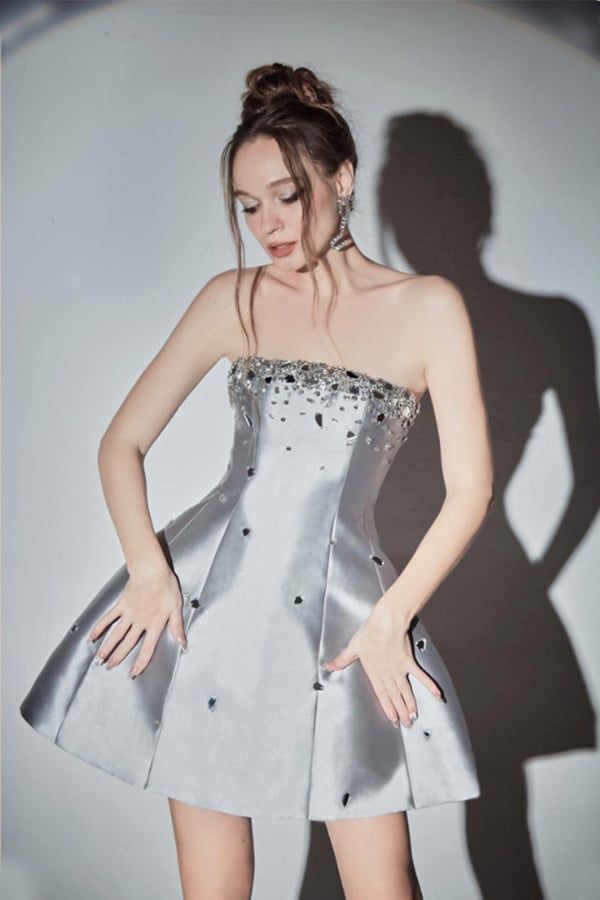 Đầm Ngắn Cúp Ngực Dáng Xòe Đính Hạt LEGER