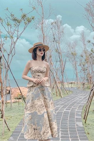 Áo Ngắn Hai Dây Họa Tiết x Chân Váy Midi LOBBSTER