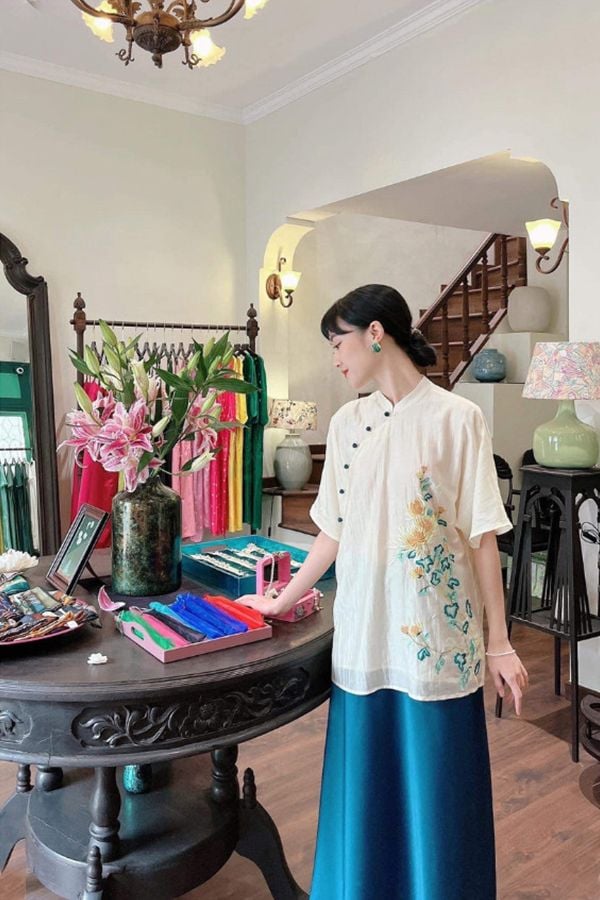 Áo Thêu Hoa Tay Lửng x Chân Váy Midi XÉO XỌ