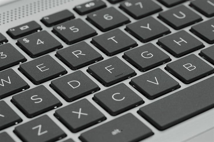 Laptop - Máy tính xách tay HP 240 G9 6L1X7PA (Core i3 1215U/ 8GB/ 256GB SSD/ Intel UHD Graphics/ 14.0inch Full HD/ Windows 11 Home/ Silver