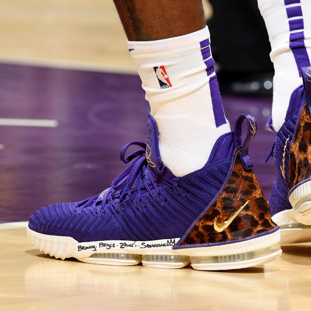  Giày Nike LeBron 16 'King Court Purple' 