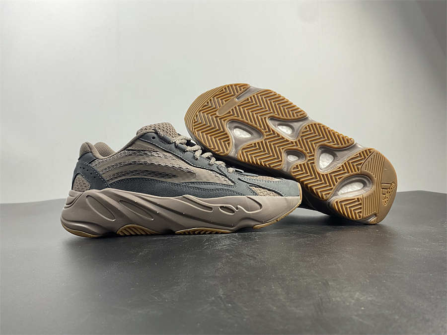 yeezy boost mauve 700