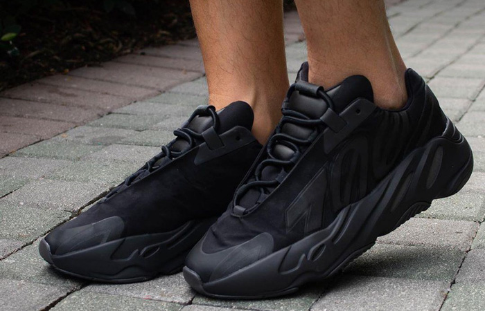 Giay Adidas Yeezy Boost 700 Triple Black FV4440 LUXITY