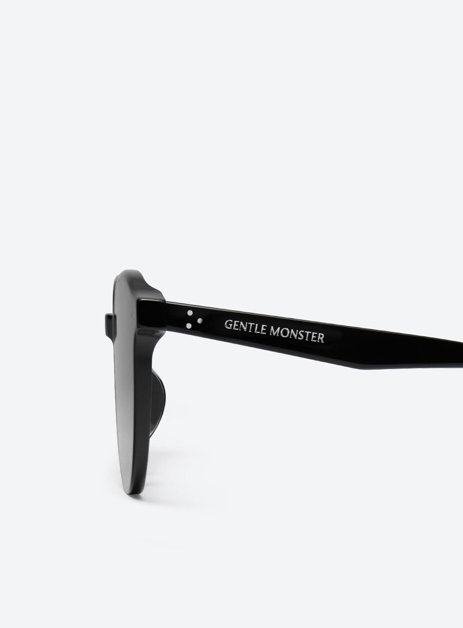  Kính Gentle Monster New Born 01 'Black' 