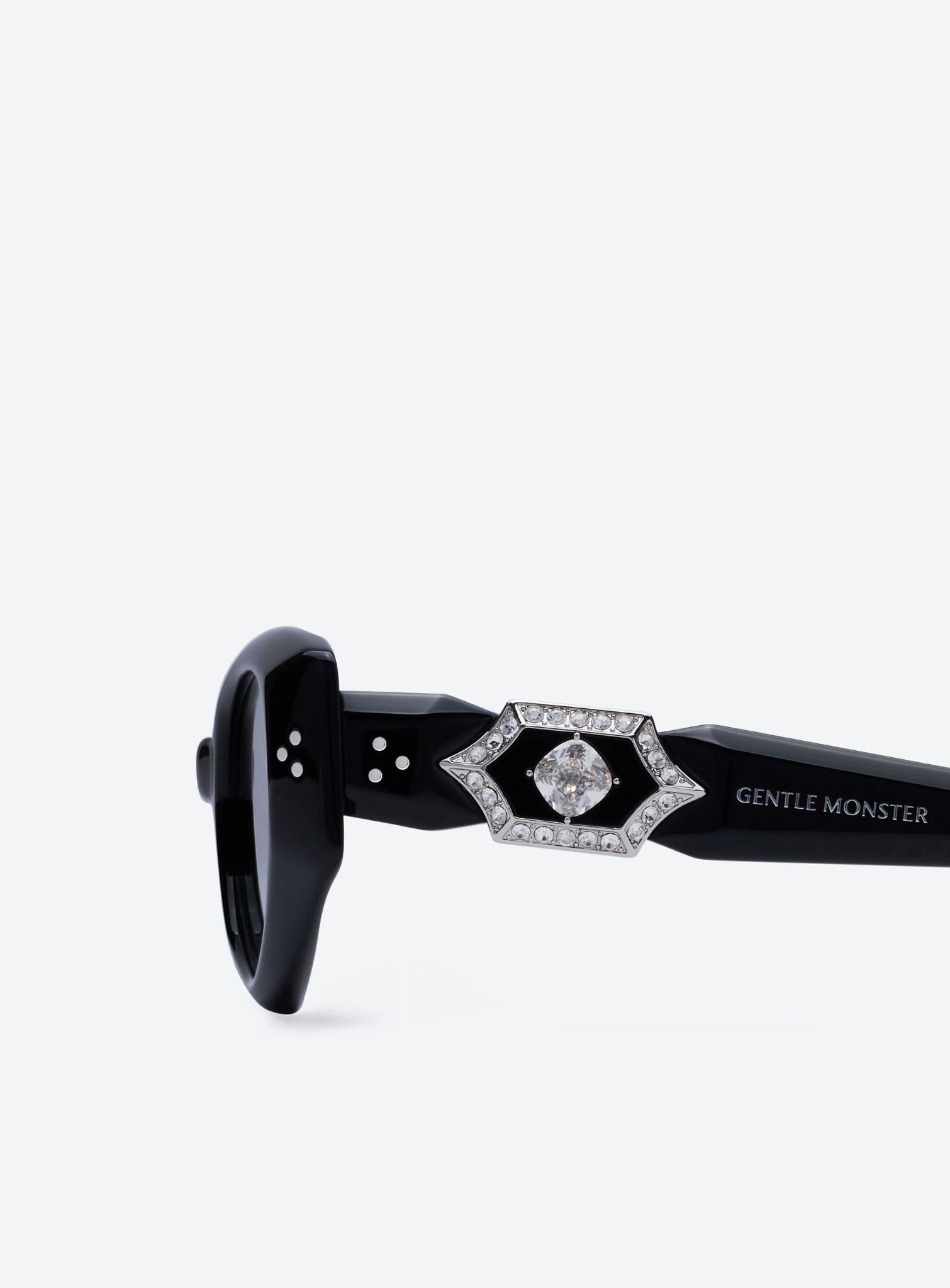  Kính Gentle Monster Ruvy Van 01 'Black' 