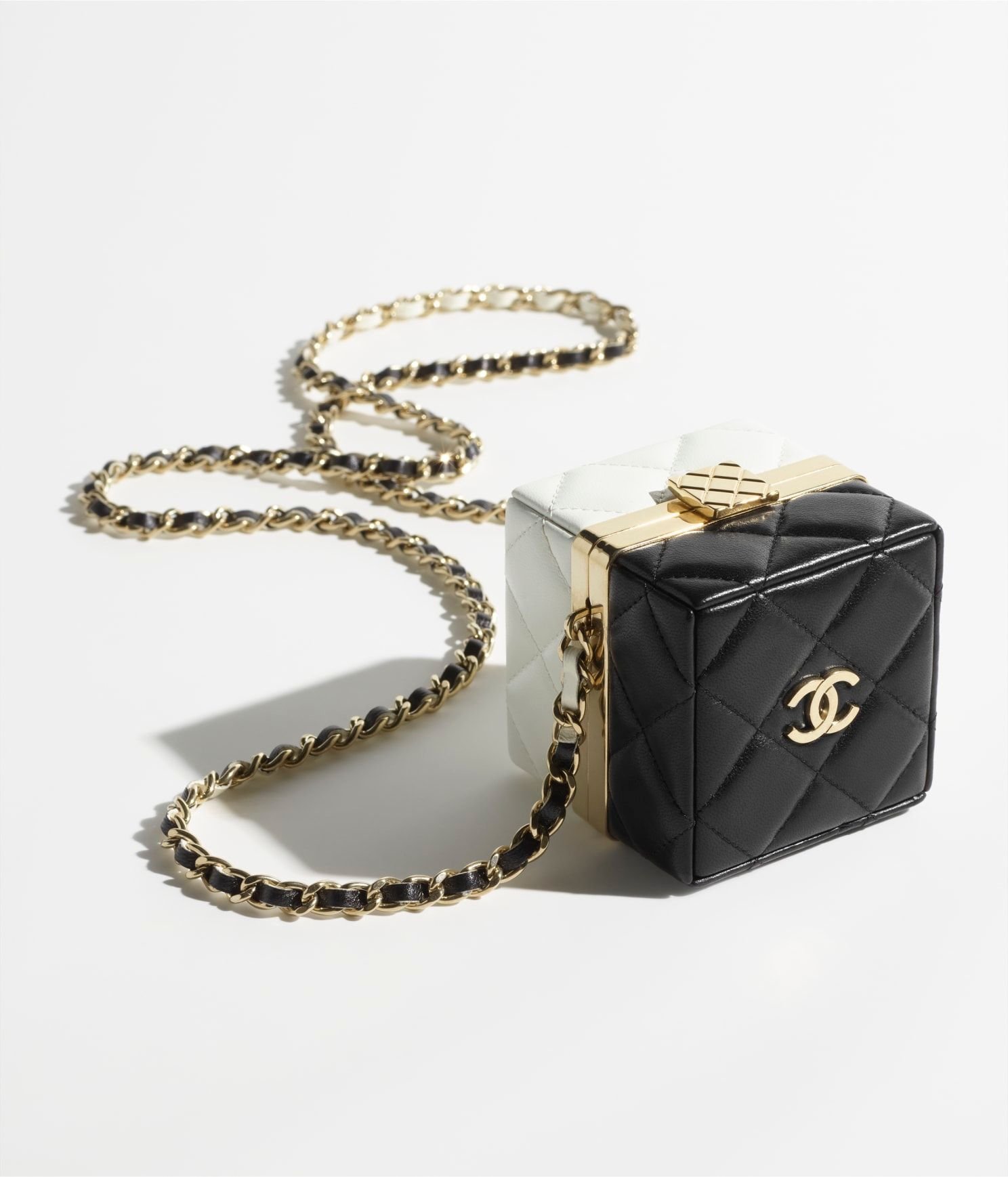 Wallet on chain leather clutch bag Chanel Black in Leather  30667498