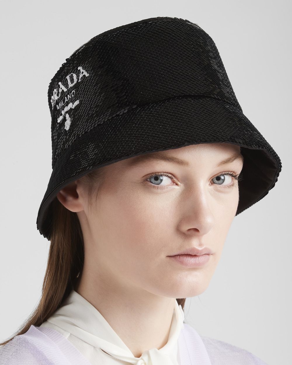 Actualizar 65+ imagen prada sequin bucket hat Abzlocal.mx