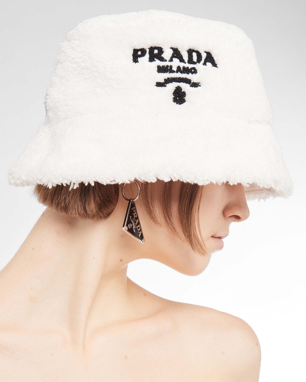 Actualizar 46+ imagen prada terry cloth bucket hat Abzlocal.mx