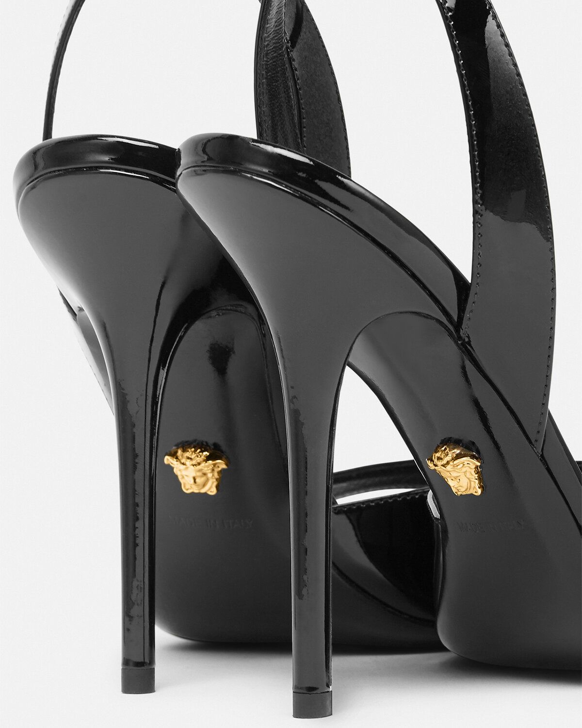 サンダル・ミュール VERSACE 'safety pin' patent leather sandals 1003205 D2VE Giày Nữ Versace Safety Pin Patent Sandals 'Black' 1003205