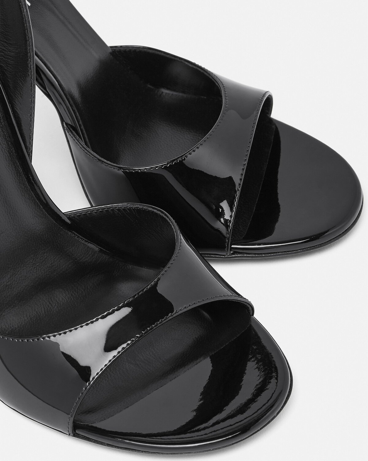 サンダル・ミュール VERSACE 'safety pin' patent leather sandals 1003205 D2VE V2025 Chain Patent Sandals 105 mm Black,Gold | VERSACE US