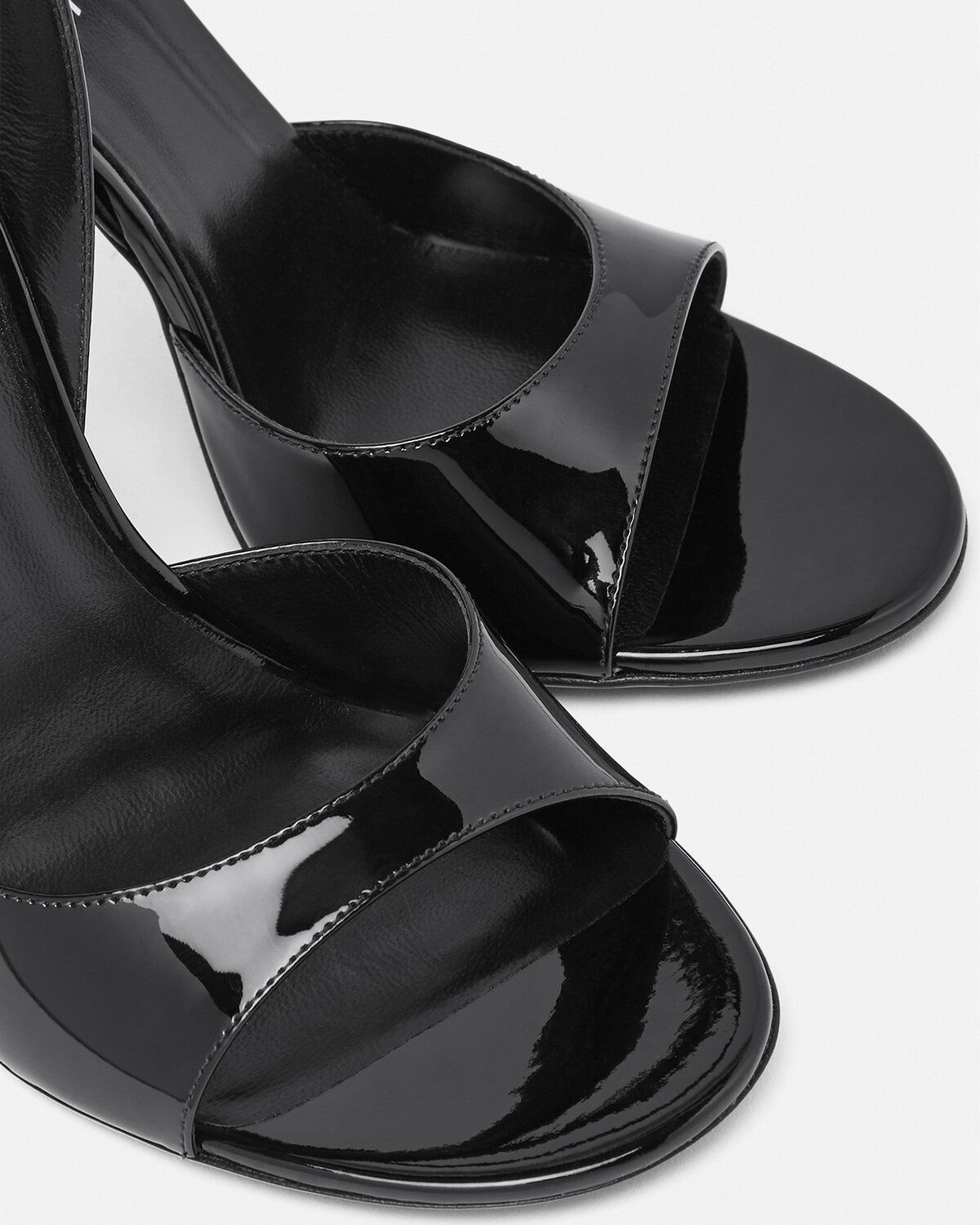 サンダル・ミュール VERSACE 'safety pin' patent leather sandals 1003205 D2VE Giày Nữ Versace Safety Pin Patent Sandals 'Black' 1003205