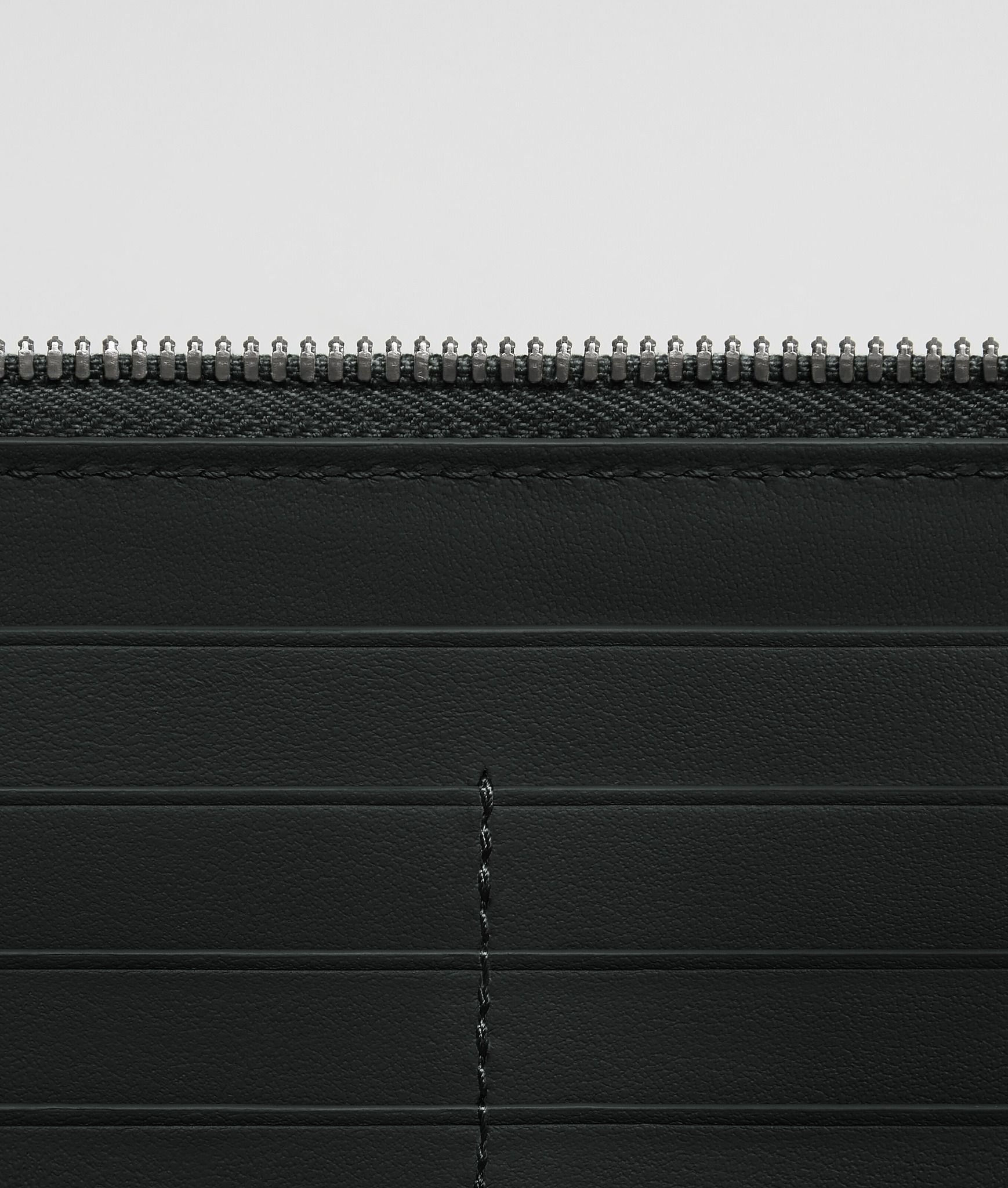  Ví Bottega Veneta Cassette Zip Around Wallet 'Black' 