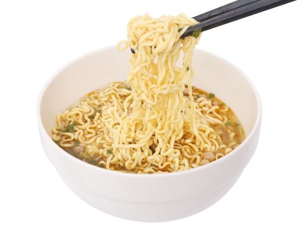 Mì khoai tây Omachi sườn hầm ngũ quả gói 80g