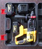  Máy khoan bê tông dùng pin 