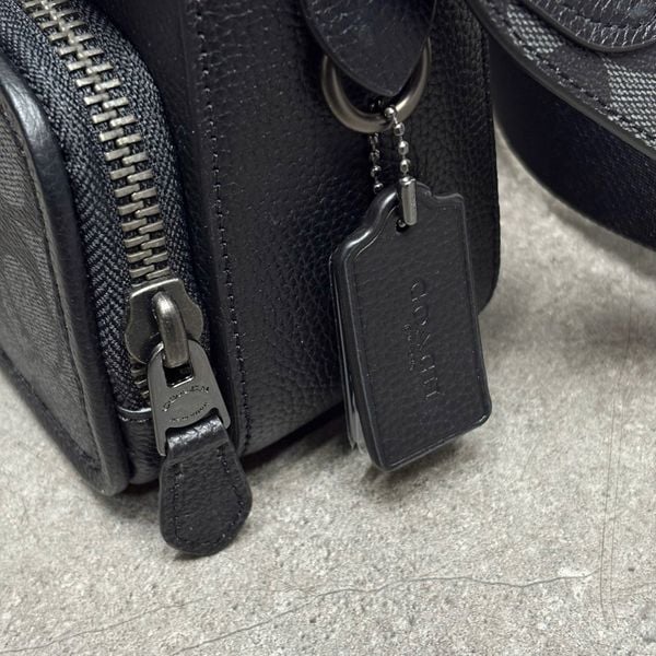 760 - Túi đeo chéo Coach Sullivan nắp gập, họa tiết logo Blocked Signature - C9870