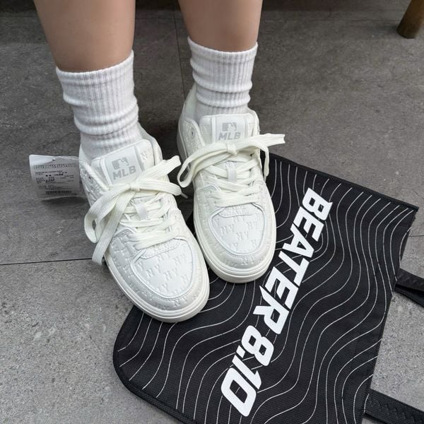 816 - Giày MLB Chunky Liner Embo Mono Cooperstown New York Yankees White - 3ASXE015N-50WHS