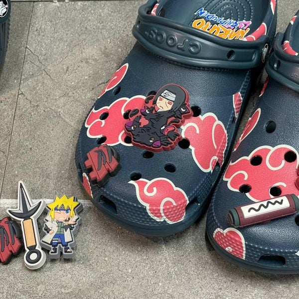 502 - Giày Clog Unisex Crocs Classic x Naruto Shippuden Pack 2024 - Itachi 209883