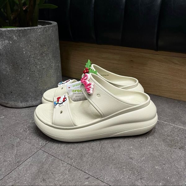 569 - Dép Sandal Clog Unisex Crocs Classic Crush màu kem - 207670-2Y2