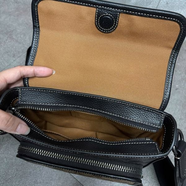 760 - Túi đeo chéo Coach Sullivan nắp gập, họa tiết logo Blocked Signature - C9870