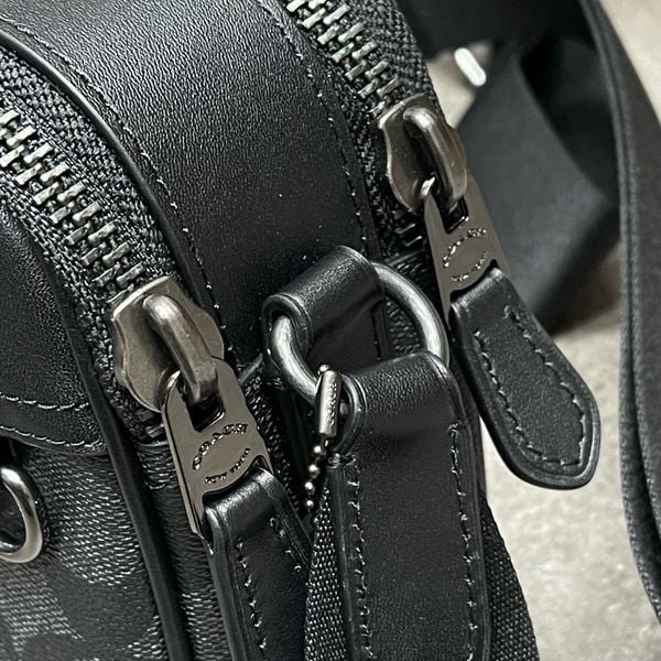 556 - Túi đeo chéo Coach Graham Crossbody Signature Canvas - C4149