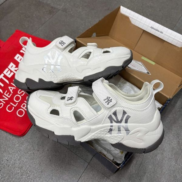 606 - Giày Sandal MLB BigBall Chunky Mask Lux New York Yankees Trắng - 3ASDBCL43-50WHS