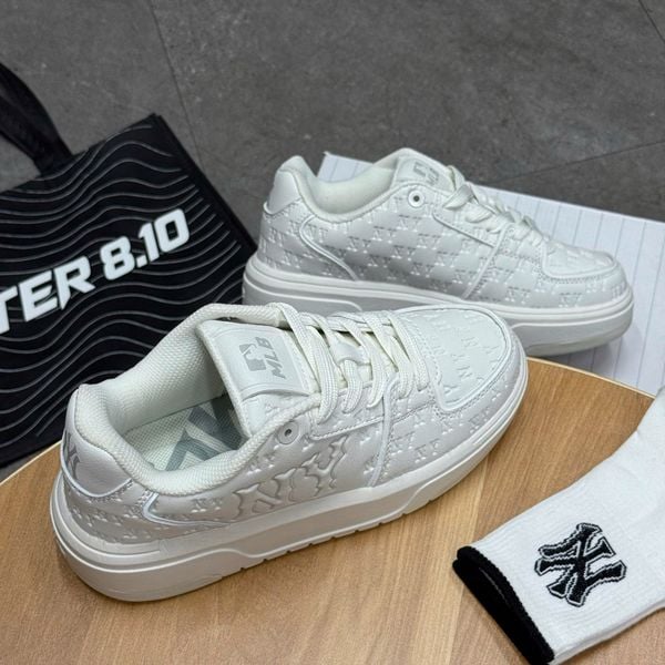 816 - Giày MLB Chunky Liner Embo Mono Cooperstown New York Yankees White - 3ASXE015N-50WHS