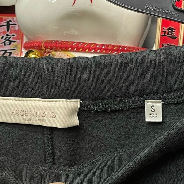 139 - Quần Short Fear Of God Essentials Stretch Limo màu đen SS22