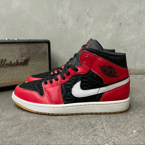 100 - Air Jordan 1 Mid 