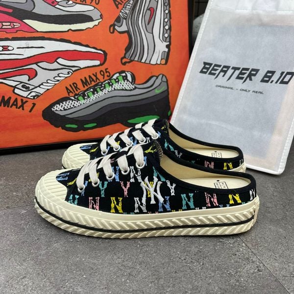 64 - Giày MLB Mule Playball Monogam NY Yankees Trắng/Đen (32SHSM111)