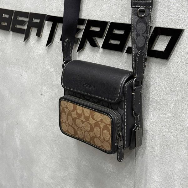 760 - Túi đeo chéo Coach Sullivan nắp gập, họa tiết logo Blocked Signature - C9870