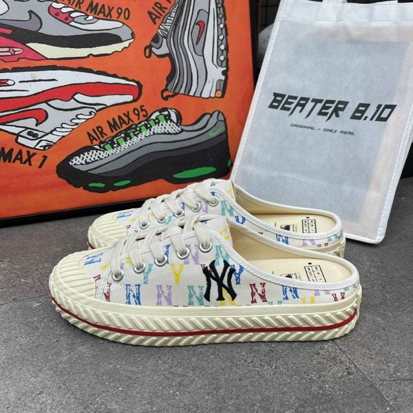 64 - Giày MLB Mule Playball Monogam NY Yankees Trắng/Đen (32SHSM111)