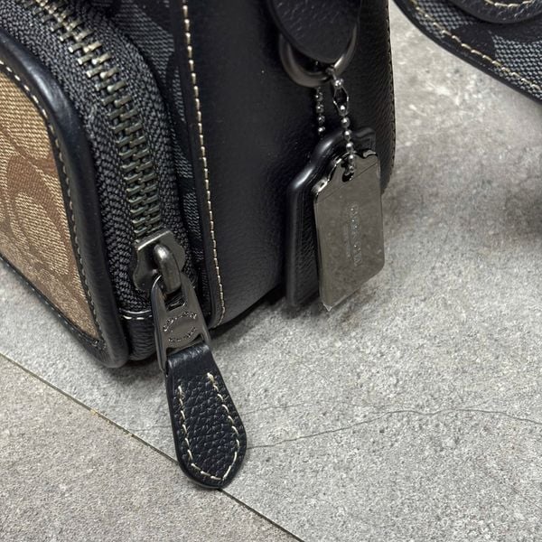 760 - Túi đeo chéo Coach Sullivan nắp gập, họa tiết logo Blocked Signature - C9870