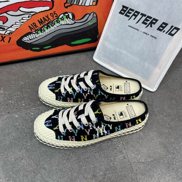 64 - Giày MLB Mule Playball Monogam NY Yankees Trắng/Đen (32SHSM111)