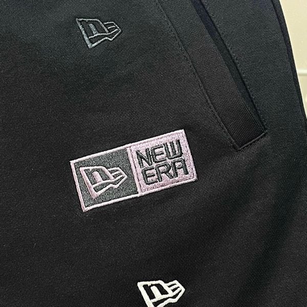 505 - Quần Short New Era Mini Logo Thêu Đen - 14187410