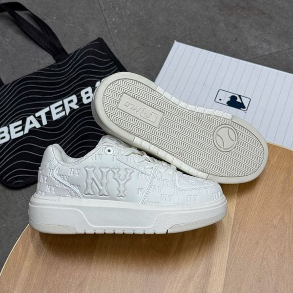 816 - Giày MLB Chunky Liner Embo Mono Cooperstown New York Yankees White - 3ASXE015N-50WHS