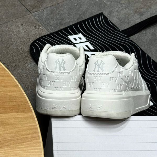 816 - Giày MLB Chunky Liner Embo Mono Cooperstown New York Yankees White - 3ASXE015N-50WHS